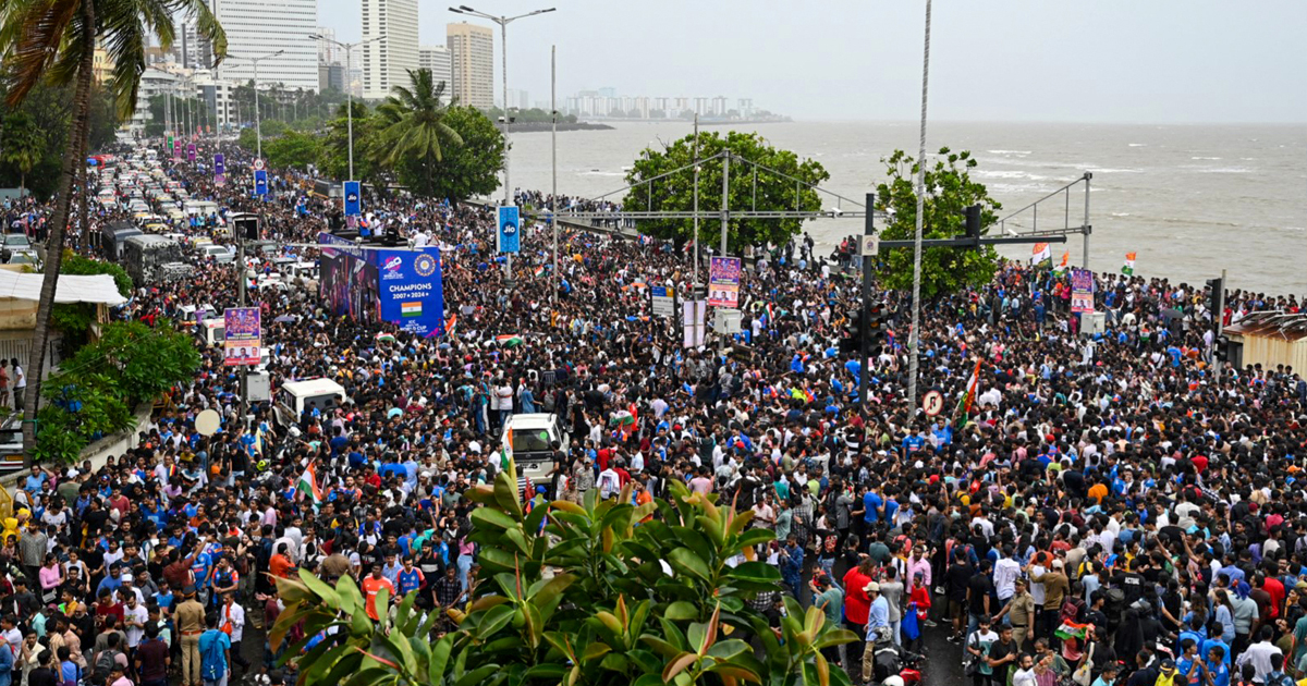 বিশ্ব চ্যাম্পিয়নদের স্বাগত জানাতে মুম্বইয়ে জন-সুনামি